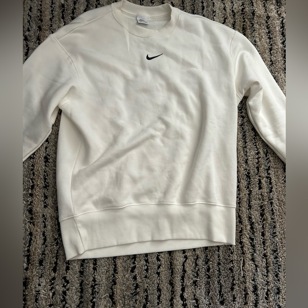 women’s white nike crewneck